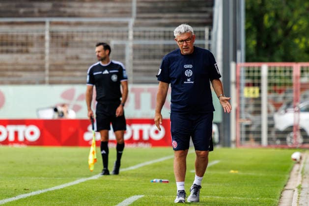 MAINZ, GERMANY - JULY 17: Head Coach Urs Fischer (1. FSV Mainz 05) during the exhibition game between 1. FSV Mainz 05 vs. 1. FC Kaiserslautern at Bruchweg Stadium in preparation for the Bundesliga season 2026 27 on July 17, 2026 in Mainz, Germany. DFL REGULATIONS PROHIBIT ANY USE OF PHOTOGRAPHS AS IMAGE SEQUENCES AND OR QUASI-VIDEO. Rhineland-Palatinate Germany Copyright: xStephanxHahnex