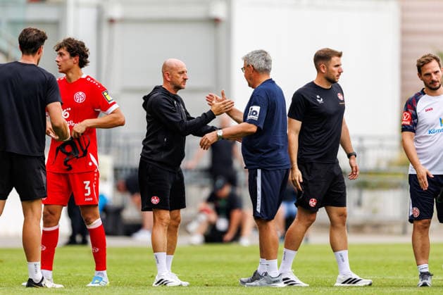 MAINZ, GERMANY - JULY 17: Head Coach Thorsten Lieberknecht (1. FC Kaiserslautern) and Head Coach Urs Fischer (1. FSV Mainz 05) shake hands after the exhibition game between 1. FSV Mainz 05 vs. 1. FC Kaiserslautern at Bruchweg Stadium in preparation for the Bundesliga season 2026 27 on July 17, 2026 in Mainz, Germany. DFL REGULATIONS PROHIBIT ANY USE OF PHOTOGRAPHS AS IMAGE SEQUENCES AND OR QUASI-VIDEO. Rhineland-Palatinate Germany Copyright: xStephanxHahnex