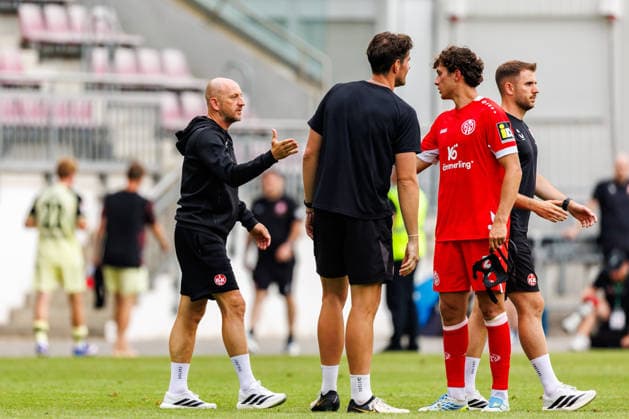 MAINZ, GERMANY - JULY 17: Head Coach Thorsten Lieberknecht (1. FC Kaiserslautern) and Fabia Gruber (1. FSV Mainz 05, 3) shake hands after the exhibition game between 1. FSV Mainz 05 vs. 1. FC Kaiserslautern at Bruchweg Stadium in preparation for the Bundesliga season 2026 27 on July 17, 2026 in Mainz, Germany. DFL REGULATIONS PROHIBIT ANY USE OF PHOTOGRAPHS AS IMAGE SEQUENCES AND OR QUASI-VIDEO. Rhineland-Palatinate Germany Copyright: xStephanxHahnex