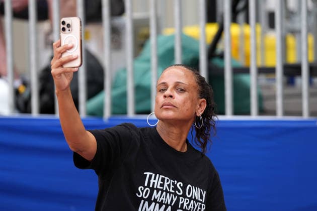 Track and Field: London Athletics Meet UCLA Bruins coach Joanna Hayes holds an iPhone 17 during training session ahead of the London Athletics Meet at London Stadium, Friday, July 17, 2026, in London, United Kingdom. London England United Kingdom EDITORIAL USE ONLY Copyright: xImagexofxSportx ImagexofxSportx iosphotos414907