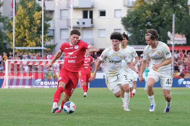 Football - Friendly - FCW vs UNION Berlin - Louis Papinski (white, 35) and Tim Blaszczak (white, 44) try to close Leandro Maksutaj (red) Winterthur Schützenwiese Zürich Schweiz Copyright: xSergioxBrunettix