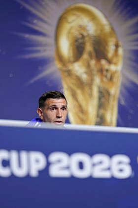 July 17, 2026, New York, New York, United States: Goalkeeper Emiliano Martinez of Argentina speaks during the press conference, PK, Pressekonferenz of Argentina two days ahead of the FIFA World Cup, WM, Weltmeisterschaft, Fussball 2026 final match between Spain and Argentina at Javits Center in New York, United States on July 17, 2026. Photo: DiaEsportivo New York United States - ZUMAh208 20260717_zsp_h208_020 Copyright: xHeulerxAndreyx