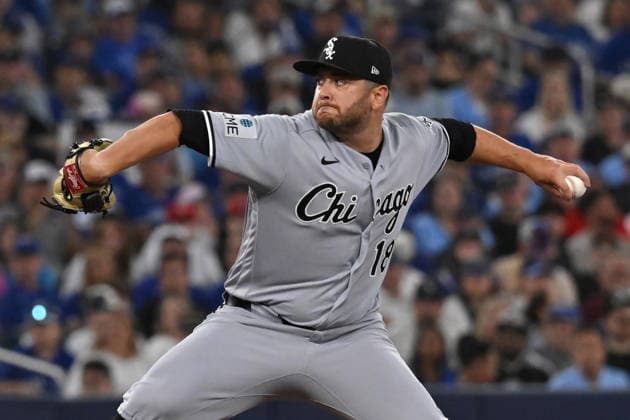 July 17, 2026, Toronto, On, Canada: Chicago White Sox starting pitcher Anthony Kay (18) throws to a Toronto Blue Jays batter during first inning MLB, Baseball Herren, USA baseball action in Toronto on Friday, July 17, 2026. Canada News - July 17, 2026  - ZUMAc35_ 20260717_zaf_c35_082 Copyright: xJonxBlackerx