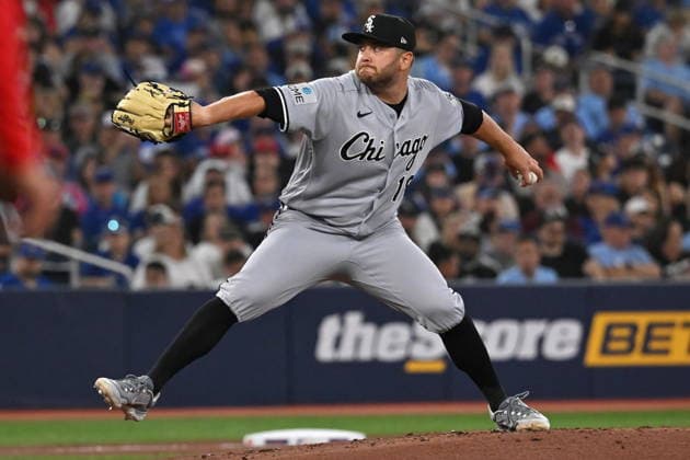 July 17, 2026, Toronto, On, Canada: Chicago White Sox starting pitcher Anthony Kay (18) throws to a Toronto Blue Jays batter during first inning MLB, Baseball Herren, USA baseball action in Toronto on Friday, July 17, 2026. Canada News - July 17, 2026  - ZUMAc35_ 20260717_zaf_c35_089 Copyright: xJonxBlackerx