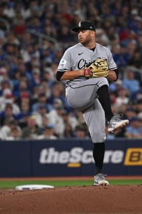 July 17, 2026, Toronto, On, Canada: Chicago White Sox starting pitcher Anthony Kay (18) throws to a Toronto Blue Jays batter during first inning MLB, Baseball Herren, USA baseball action in Toronto on Friday, July 17, 2026. Canada News - July 17, 2026  - ZUMAc35_ 20260717_zaf_c35_090 Copyright: xJonxBlackerx