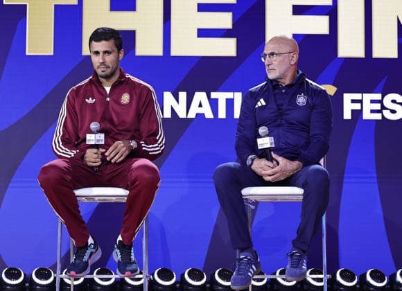 July 17, 2026, New York, New York, USA: Spain captain Rodri and head coach Luis de la Fuente during a special FIFA World Cup, WM, Weltmeisterschaft, Fussball Final press conference, PK, Pressekonferenz event at Fanatics Fest at the Jacob Javitz Center on Friday, July 17, 2026; New York, New York, USA. NY: Fanatics Fest  - ZUMAs325 20260717_zsp_s325_130 Copyright: xJessxStilesx