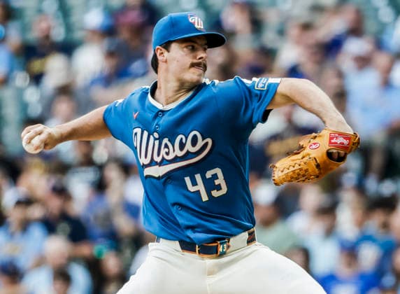 Milwaukee Brewers starting pitcher Logan Henderson throws in the first inning of the MLB, Baseball Herren, USA game between the Miami Marlins and the Milwaukee Brewers at American Family Field in Milwaukee, Wisconsin on Friday July 17, 2026.  MIL20260717806 TANNENxMAURY
