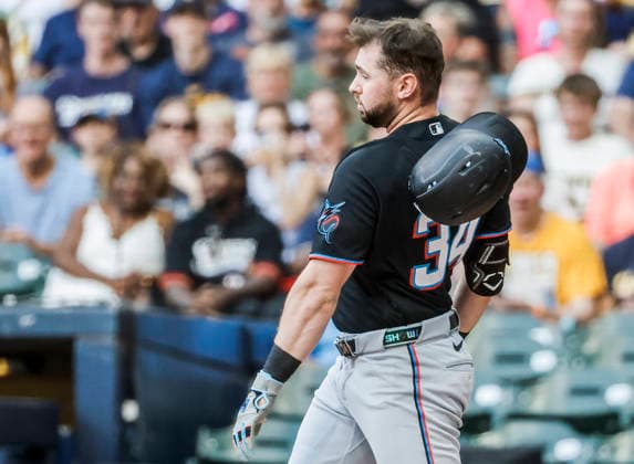 Miami Marlins designated hitter Liam Hicks loses his batting helmet as he strikes out swinging in the first inning of the MLB, Baseball Herren, USA game between the Miami Marlins and the Milwaukee Brewers at American Family Field in Milwaukee, Wisconsin on Friday July 17, 2026.  MIL20260717807 TANNENxMAURY