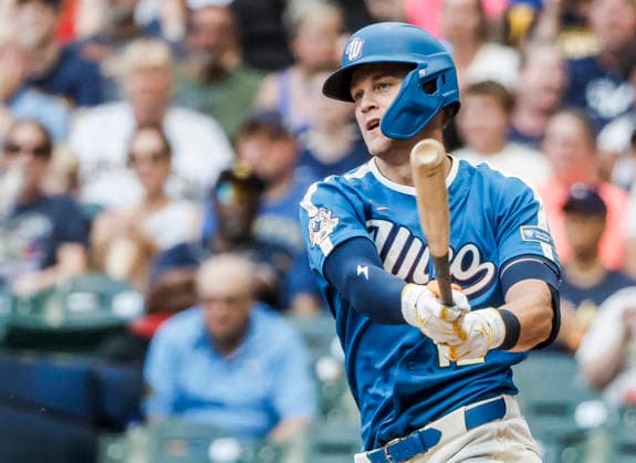 Milwaukee Brewers shortstop Cooper Pratt hits a single in the second inning of the MLB, Baseball Herren, USA game between the Miami Marlins and the Milwaukee Brewers at American Family Field in Milwaukee, Wisconsin on Friday July 17, 2026.  MIL20260717811 TANNENxMAURY