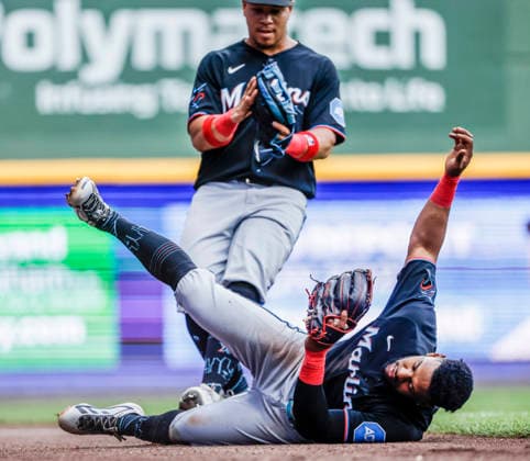 Miami Marlins shortstop Otto Lopez makes a sliding catch of a foul ball hit by Milwaukee Brewers right fielder Sal Frelick in the second inning of the MLB, Baseball Herren, USA game between the Miami Marlins and the Milwaukee Brewers at American Family Field in Milwaukee, Wisconsin on Friday July 17, 2026.  MIL20260717812 TANNENxMAURY