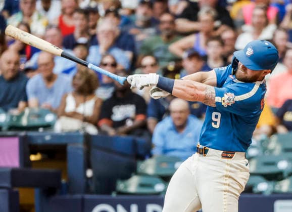 Milwaukee Brewers first baseman Jake Bauers loses the grip on his bat in the fourth inning of the MLB, Baseball Herren, USA game between the Miami Marlins and the Milwaukee Brewers at American Family Field in Milwaukee, Wisconsin on Friday July 17, 2026.  MIL20260717816 TANNENxMAURY
