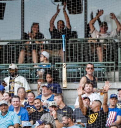 Milwaukee Brewers first baseman Jake Bauers bat hangs in the netting after he lost the grip on it in the fourth inning of the MLB, Baseball Herren, USA game between the Miami Marlins and the Milwaukee Brewers at American Family Field in Milwaukee, Wisconsin on Friday July 17, 2026.  MIL20260717817 TANNENxMAURY
