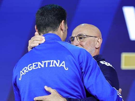 July 17, 2026, New York, New York, USA: Argentina head coach Lionel Scaloni and Spain head coach Luis de la Fuente hug during a special FIFA World Cup, WM, Weltmeisterschaft, Fussball Final press conference, PK, Pressekonferenz event at Fanatics Fest at the Jacob Javitz Center on Friday, July 17, 2026; New York, New York, USA. New York USA - ZUMAs325 20260717_zsp_s325_145 Copyright: xJessxStilesx