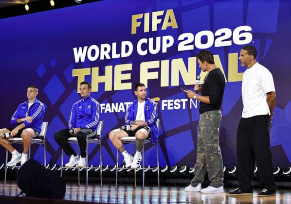 July 17, 2026, New York, New York, USA: Argentina goalkeeper Emiliano Martinez, head coach Lionel Scaloni and captain Lionel Messi with retired football star Tom Brady and retired soccer star Rio Ferdinand during a special FIFA World Cup, WM, Weltmeisterschaft, Fussball Final press conference, PK, Pressekonferenz event at Fanatics Fest at the Jacob Javitz Center on Friday, July 17, 2026; New York, New York, USA. New York USA - ZUMAs325 20260717_zsp_s325_155 Copyright: xJessxStilesx