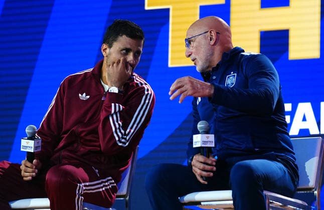 Spain v Argentina - FIFA World Cup, WM, Weltmeisterschaft, Fussball 2026 Final Press Conferences NEW YORK, UNITED STATES - JULY 17: Rodri of Spain talks with head coach Luis de la Fuente during a press conference, PK, Pressekonferenz ahead of the FIFA World Cup 2026 Final match between Spain and Argentina at Fanatics Fest at Javits Center in New York, United States on July 17, 2026. Evrim Aydin Anadolu New York United States. Editorial use only. Please get in touch for any other usage.  Copyright: x2026xAnadoluxEvrimxAydinx