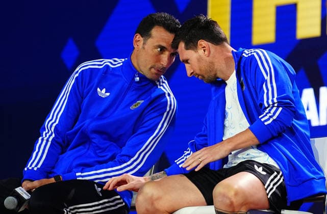 Spain v Argentina - FIFA World Cup, WM, Weltmeisterschaft, Fussball 2026 Final Press Conferences NEW YORK, UNITED STATES - JULY 17: Lionel Scaloni, Head Coach of Argentina, speaks with Lionel Messi (R) of Argentina during a press conference, PK, Pressekonferenz ahead of the FIFA World Cup 2026 Final match between Spain and Argentina at Fanatics Fest at Javits Center in New York, United States on July 17, 2026. Evrim Aydin Anadolu New York United States. Editorial use only. Please get in touch for any other usage.  Copyright: x2026xAnadoluxEvrimxAydinx