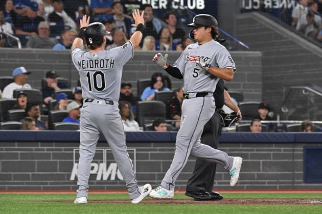 July 17, 2026, Toronto, On, Canada: Chicago White Sox Chase Meidroth (10) and Munetaka Murakami celebrate scoring on a three-RBI double by teammate Colson Montgomery during fifth inning MLB, Baseball Herren, USA baseball action in Toronto on Friday, July 17, 2026. Canada News - July 17, 2026  - ZUMAc35_ 20260717_zaf_c35_105 Copyright: xJonxBlackerx