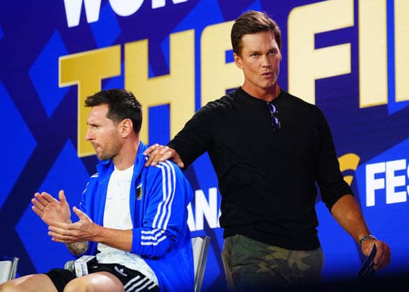 Spain v Argentina - FIFA World Cup, WM, Weltmeisterschaft, Fussball 2026 Final Press Conferences NEW YORK, UNITED STATES - JULY 17: American football player Tom Brady touches Lionel Messi s shoulder during a press conference, PK, Pressekonferenz ahead of the FIFA World Cup 2026 Final match between Spain and Argentina at Fanatics Fest at Javits Center in New York, United States on July 17, 2026. Evrim Aydin Anadolu New York United States. Editorial use only. Please get in touch for any other usage.  Copyright: x2026xAnadoluxEvrimxAydinx