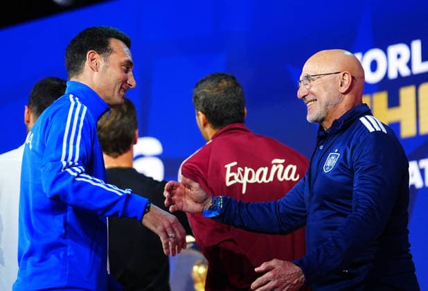 Spain v Argentina - FIFA World Cup, WM, Weltmeisterschaft, Fussball 2026 Final Press Conferences NEW YORK, UNITED STATES - JULY 17: Lionel Scaloni, Head Coach of Argentina, is embraced by Luis De La Fuente, Head Coach of Spain, as they speak on stage during a press conference, PK, Pressekonferenz ahead of the FIFA World Cup 2026 Final match between Spain and Argentina at Fanatics Fest at Javits Center in New York, United States on July 17, 2026. Evrim Aydin Anadolu New York United States. Editorial use only. Please get in touch for any other usage.  Copyright: x2026xAnadoluxEvrimxAydinx