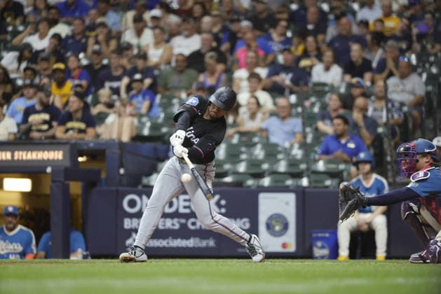 Miami Marlins second baseman Xavier Edwards hits a single in the ninth inning of the MLB, Baseball Herren, USA game between the Miami Marlins and the Milwaukee Brewers at American Family Field in Milwaukee, Wisconsin on Friday July 17, 2026.  MIL20260717835 TANNENxMAURY