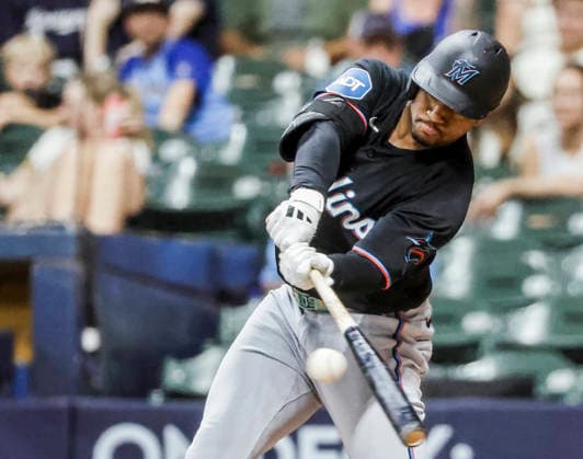 Miami Marlins second baseman Xavier Edwards hits a single in the ninth inning of the MLB, Baseball Herren, USA game between the Miami Marlins and the Milwaukee Brewers at American Family Field in Milwaukee, Wisconsin on Friday July 17, 2026.  MIL20260717 TANNENxMAURY