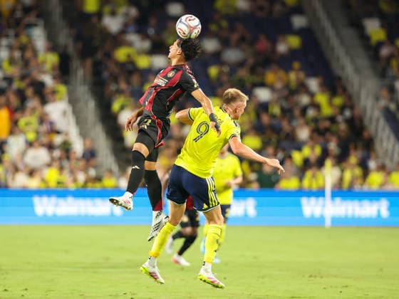 MLS, Fussball Herren, USA 2026: Atlanta United FC Vs Nashville SC JUL 17 July 17, 2026: Atlanta United FC defender Ronald Hernandez (2) heads the ball over Nashville SC forward Sam Surridge (9) during a MLS match between Atlanta United FC and Nashville SC at Geodis Park in Nashville, TN. Stephen Furst CSM (Credit Image: Â Stephen Furst Cal Media) Nashville Tn United States of America EDITORIAL USE ONLY Copyright: xx ZUMA-20260717_zma_c04_163.jpg StephenxFurstx csmphotothree504552