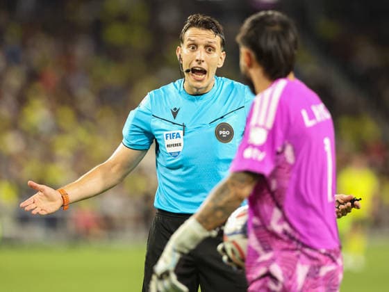 MLS, Fussball Herren, USA 2026: Atlanta United FC Vs Nashville SC JUL 17 July 17, 2026: Match referee Filip Dujic argues about ball placement for a kick with Atlanta United FC goalkeeper Lucas Hoyos (1) during a MLS match between Atlanta United FC and Nashville SC at Geodis Park in Nashville, TN. Stephen Furst CSM (Credit Image: Â Stephen Furst Cal Media) Nashville Tn United States of America EDITORIAL USE ONLY Copyright: xx ZUMA-20260717_zma_c04_172.jpg StephenxFurstx csmphotothree504560