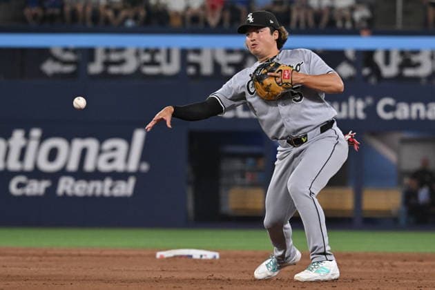 July 17, 2026, Toronto, On, Canada: Chicago White Sox first baseman Munetaka Murakami throws to first base to put out Toronto Blue Jays Myles Straw during sixth inning MLB, Baseball Herren, USA baseball action in Toronto, Friday, July 17, 2026. Canada News - July 17, 2026  - ZUMAc35_ 20260717_zaf_c35_131 Copyright: xJonxBlackerx