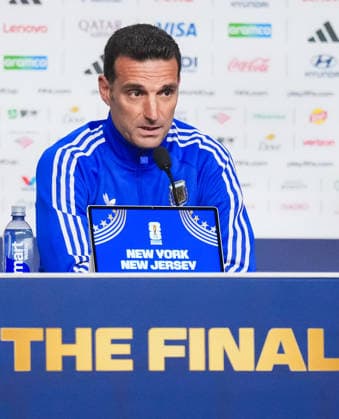(260718) -- NEW YORK, July 18, 2026 -- Lionel Scaloni, head coach of Argentina, attends a press conference, PK, Pressekonferenz ahead of the final match between Argentina and Spain at the 2026 FIFA World Cup, WM, Weltmeisterschaft, Fussball in New York, the United States, July 17, 2026. ) (SP)U.S.-NEW YORK-FOOTBALL-FIFA WORLD CUP-TEAM ARGENTINA-PRESS CONFERENCE XuxChang 