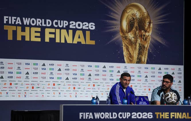(260718) -- NEW YORK, July 18, 2026 -- Lionel Scaloni (L), head coach of Argentina, attends a press conference, PK, Pressekonferenz ahead of the final match between Argentina and Spain at the 2026 FIFA World Cup, WM, Weltmeisterschaft, Fussball in New York, the United States, July 17, 2026. ) (SP)U.S.-NEW YORK-FOOTBALL-FIFA WORLD CUP-TEAM ARGENTINA-PRESS CONFERENCE LixMing 
