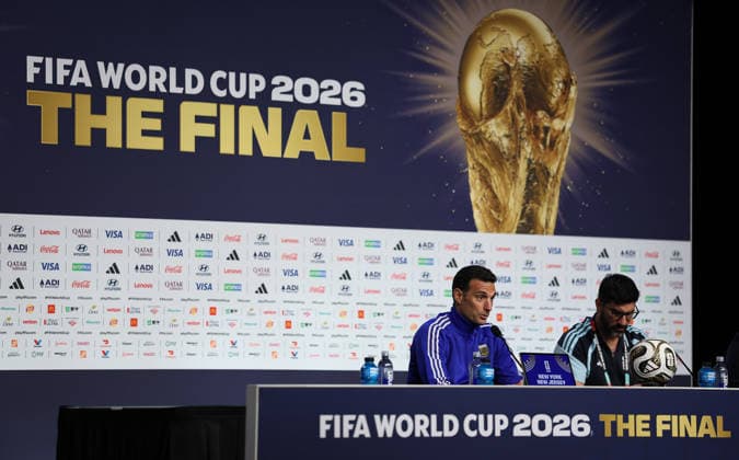 (260718) -- NEW YORK, July 18, 2026 -- Lionel Scaloni (L), head coach of Argentina, attends a press conference, PK, Pressekonferenz ahead of the final match between Argentina and Spain at the 2026 FIFA World Cup, WM, Weltmeisterschaft, Fussball in New York, the United States, July 17, 2026. ) (SP)U.S.-NEW YORK-FOOTBALL-FIFA WORLD CUP-TEAM ARGENTINA-PRESS CONFERENCE LixMing 