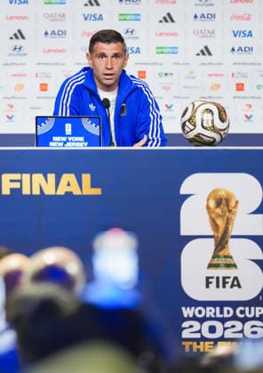 (260718) -- NEW YORK, July 18, 2026 -- Emiliano Martinez, goalkeeper of Argentina, attends a press conference, PK, Pressekonferenz ahead of the final match between Argentina and Spain at the 2026 FIFA World Cup, WM, Weltmeisterschaft, Fussball in New York, the United States, July 17, 2026. ) (SP)U.S.-NEW YORK-FOOTBALL-FIFA WORLD CUP-TEAM ARGENTINA-PRESS CONFERENCE XuxChang 