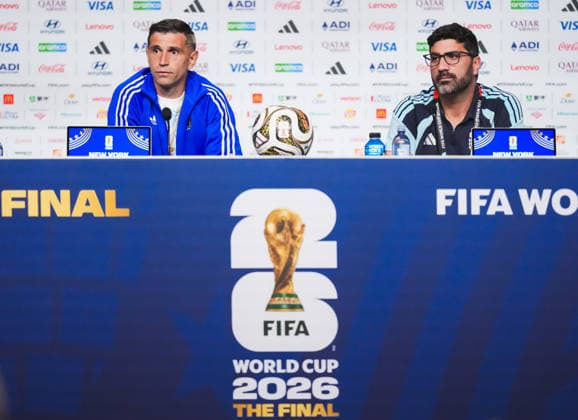 (260718) -- NEW YORK, July 18, 2026 -- Emiliano Martinez (L), goalkeeper of Argentina, attends a press conference, PK, Pressekonferenz ahead of the final match between Argentina and Spain at the 2026 FIFA World Cup, WM, Weltmeisterschaft, Fussball in New York, the United States, July 17, 2026. ) (SP)U.S.-NEW YORK-FOOTBALL-FIFA WORLD CUP-TEAM ARGENTINA-PRESS CONFERENCE XuxChang 