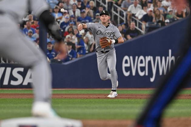 July 17, 2026, Toronto, On, Canada: Chicago White Sox shortstop Colson Montgomery throws to first base to put out Toronto Blue Jays George Springer during seventh inning MLB, Baseball Herren, USA baseball action in Toronto, Friday, July 17, 2026. Canada News - July 17, 2026  - ZUMAc35_ 20260717_zaf_c35_136 Copyright: xJonxBlackerx
