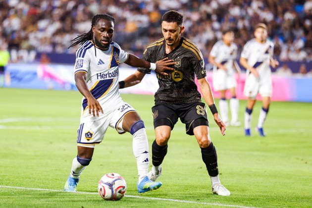 Major League Soccer - Los Angeles Football Club vs LA Galaxy LA Galaxy forward Joseph Paintsil (L) in action against LAFC midfielder Mark Delgado (R) during the Major League Soccer MLS, Fussball Herren, USA match between Los Angeles Football Club (LAFC) and the LA Galaxy at Dignity Health Sports Park in Carson, California, USA, 17 July 2026. CARSON CALIFORNIA United States  Copyright: xCHRISxTORRESx