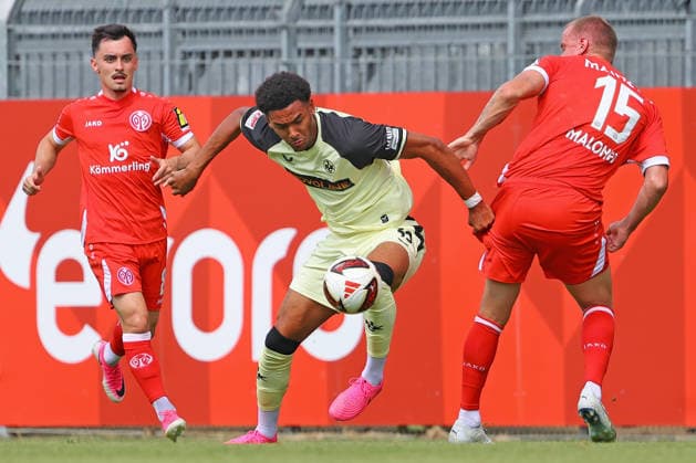 Mainz, Deutschland 17. Juli 2026: Testspiel - 2026 2027 - 1. FSV Mainz 05 gegen 1. FC Kaiserslautern Im Bild: v. li. im Zweikampf Thierry Fidjeu-Tazemeta (Kaiserslautern) gegen Lennard Maloney (Mainz). DFL regulations prohibit any use of photographs as image sequences and or quasi-video Bruchwegstadion Rheinland - Pfalz *** Mainz, Germany, July 17, 2026, Friendly Match 2026–2027, 1 FSV Mainz 05 vs. 1 FC Kaiserslautern. Pictured from left: Thierry Fidjeu Tazemeta of Kaiserslautern in a tackle against Lennard Maloney of Mainz. DFL regulations prohibit any use of photographs as image sequences and or quasi-video. Bruchwegstadion, Rhineland-Palatinate Copyright: xFotostandx xRacochax