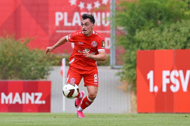 Mainz, Deutschland 17. Juli 2026: Testspiel - 2026 2027 - 1. FSV Mainz 05 gegen 1. FC Kaiserslautern Im Bild: Paul Nebel (Mainz) stürmt mit weit aufgerissenen Augen in den Strafraum. DFL regulations prohibit any use of photographs as image sequences and or quasi-video Bruchwegstadion Rheinland - Pfalz *** Mainz, Germany July 17, 2026 Friendly Match 2026–2027 1 FSV Mainz 05 vs. 1 FC Kaiserslautern Pictured: Paul Nebel of Mainz charges into the penalty area with his eyes wide open. DFL regulations prohibit any use of photographs as image sequences and or quasi-video Bruchwegstadion, Rhineland-Palatinate Copyright: xFotostandx xRacochax