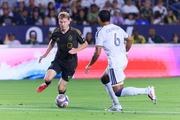 July 17, 2026, Carson, California, USA: Edwin Cerrillo 6 of the LA Galaxy fouls Jacob Shaffelburg 18 of the Los Angeles Football Club in the penalty box during their MLS, Fussball Herren, USA regular season match on Friday July 17, 2026 at the Dignity Health Sports Park Stadium in Carson, California. ARIANA RUIZ PI LA Galaxy Vs. LAFC  - ZUMAp124 20260717_zaa_p124_013 Copyright: xArianaxRuizx