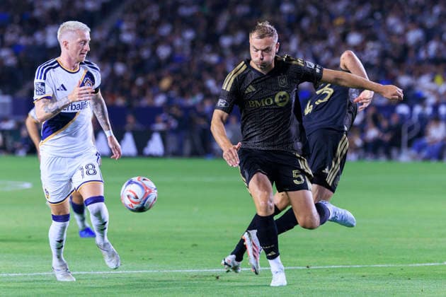 July 17, 2026, Carson, California, USA: Marco Reus 18 of the LA Galaxy receives the ball as Ryan Porteous 5 of the Los Angeles Football Club defends during their MLS, Fussball Herren, USA regular season match on Friday July 17, 2026 at the Dignity Health Sports Park Stadium in Carson, California. Galaxy lose to LAFC, 0-3. ARIANA RUIZ PI Carson USA - ZUMAp124 20260717_zaa_p124_030 Copyright: xArianaxRuizx