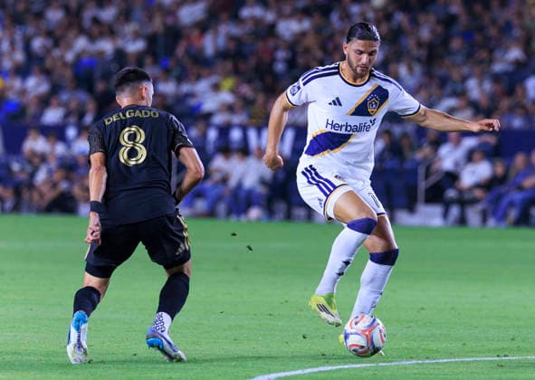 July 17, 2026, Carson, California, USA: Justin Haak 15 of the LA Galaxy receives the ball as Mark Delgado 8 of the Los Angeles Football Club defends during their MLS, Fussball Herren, USA regular season match on Friday July 17, 2026 at the Dignity Health Sports Park Stadium in Carson, California. Galaxy lose to LAFC, 0-3. ARIANA RUIZ PI Carson USA - ZUMAp124 20260717_zaa_p124_035 Copyright: xArianaxRuizx