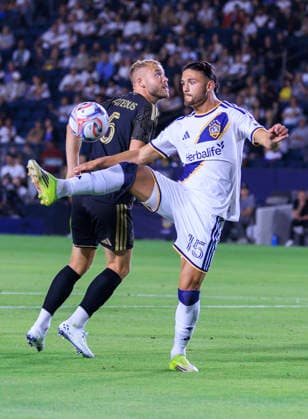 July 17, 2026, Carson, California, USA: Justin Haak 15 of the LA Galaxy receives the ball as Ryan Porteous 5 of the Los Angeles Football Club defends during their MLS, Fussball Herren, USA regular season match on Friday July 17, 2026 at the Dignity Health Sports Park Stadium in Carson, California. Galaxy lose to LAFC, 0-3. ARIANA RUIZ PI LA Galaxy Vs. LAFC  - ZUMAp124 20260717_zaa_p124_034 Copyright: xArianaxRuizx