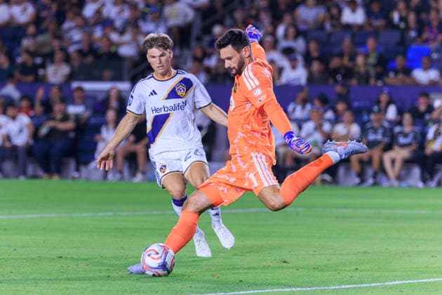 July 17, 2026, Carson, California, USA: Hugo Lloris 1 of the Los Angeles Football Club makes a goal kick as Harbor Miller 26 of the LA Galaxy attempts to steal the ball during their MLS, Fussball Herren, USA regular season match on Friday July 17, 2026 at the Dignity Health Sports Park Stadium in Carson, California. Galaxy lose to LAFC, 0-3. ARIANA RUIZ PI Carson USA - ZUMAp124 20260717_zaa_p124_042 Copyright: xArianaxRuizx