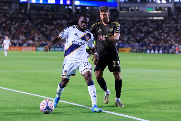 July 17, 2026, Carson, California, USA: Joseph Paintsil 28 of the LA Galaxy takes possession of the ball as Yevhen Cheberko 23 of the Los Angeles Football Club defends during their MLS, Fussball Herren, USA regular season match on Friday July 17, 2026 at the Dignity Health Sports Park Stadium in Carson, California. Galaxy lose to LAFC, 0-3. ARIANA RUIZ PI LA Galaxy Vs. LAFC  - ZUMAp124 20260717_zaa_p124_043 Copyright: xArianaxRuizx