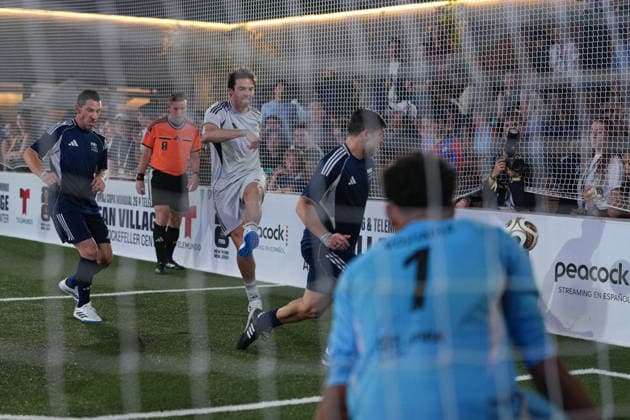 (260718) -- NEW YORK, July 18, 2026 -- Former football player of Brazil Kaka (3rd L) shoots to score during a FIFA Legends Cup match held ahead of the final match between Argentina and Spain at the 2026 FIFA World Cup, WM, Weltmeisterschaft, Fussball at Rockefeller Center in New York, the United States, July 17, 2026. ) (SP)U.S.-NEW YORK-FOOTBALL-FIFA WORLD CUP-LEGENDS CUP HuangxZongzhi 