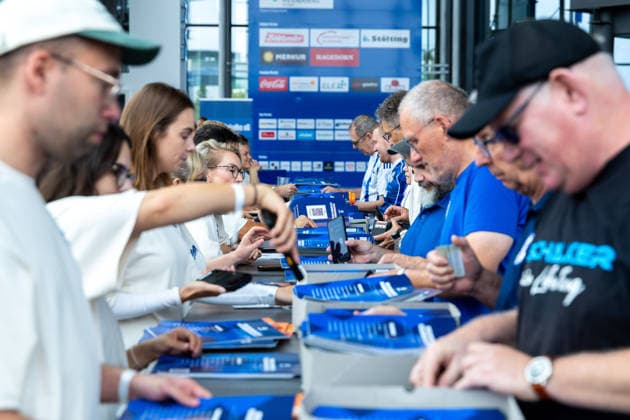 18.07.2026, Mitgliederversammlung 2026 des FC Schalke 04 in der Veltins Arena. Ausgabe der Wahlunterlagen an die Mitglieder. Gelsenkirchen Veltins Arena NRW Deutschland xRHR-FOTO DEx *** July 18, 2026, FC Schalke 04 2026 General Meeting at the Veltins Arena; Distribution of election materials to members; Gelsenkirchen, Veltins Arena, North Rhine-Westphalia, Germany; xRHR PHOTO DEx Copyright: DennisxEwert RHR-FOTOx RHR-FOTO DE