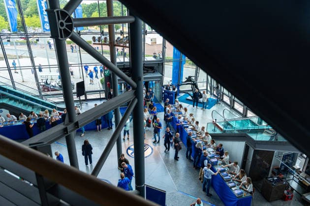 18.07.2026, Mitgliederversammlung 2026 des FC Schalke 04 in der Veltins Arena. Mitglieder betreten den Haupteingang und erhalten ihre Wahlunterlagen. Gelsenkirchen Veltins Arena NRW Deutschland xRHR-FOTO DEx *** July 18, 2026, FC Schalke 04 s 2026 General Meeting at the Veltins Arena. Members enter through the main entrance and receive their voting materials. Gelsenkirchen, Veltins Arena, North Rhine-Westphalia, Germany xRHR PHOTO DEx Copyright: DennisxEwert RHR-FOTOx RHR-FOTO DE
