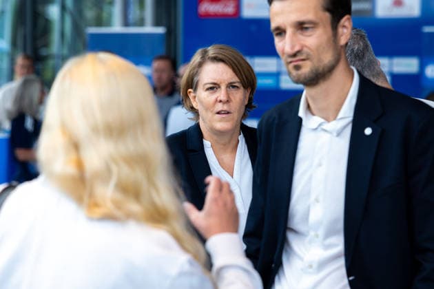 18.07.2026, Mitgliederversammlung 2026 des FC Schalke 04 in der Veltins Arena. Vorständin Finanzen Christina Rühl-Hamers (FC Schalke 04). Gelsenkirchen Veltins Arena NRW Deutschland xRHR-FOTO DEx *** July 18, 2026, FC Schalke 04 2026 General Meeting at the Veltins Arena; Christina Rühl Hamers, Chief Financial Officer, FC Schalke 04, Gelsenkirchen, Veltins Arena, North Rhine-Westphalia, Germany xRHR PHOTO DEx Copyright: DennisxEwert RHR-FOTOx RHR-FOTO DE