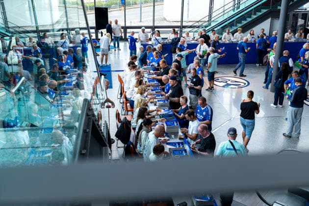 18.07.2026, Mitgliederversammlung 2026 des FC Schalke 04 in der Veltins Arena. Mitglieder betreten den Haupteingang und erhalten ihre Wahlunterlagen. Gelsenkirchen Veltins Arena NRW Deutschland xRHR-FOTO DEx *** July 18, 2026, FC Schalke 04 s 2026 General Meeting at the Veltins Arena. Members enter through the main entrance and receive their voting materials. Gelsenkirchen, Veltins Arena, North Rhine-Westphalia, Germany xRHR PHOTO DEx Copyright: DennisxEwert RHR-FOTOx RHR-FOTO DE