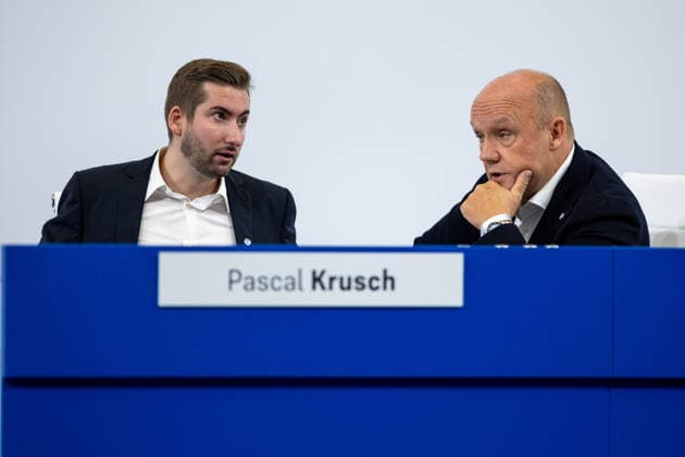 Sport Bilder des Tages 18.07.2026, Mitgliederversammlung 2026 des FC Schalke 04 in der Veltins Arena. v. l. Aufsichtsrat Pascal Krusch (FC Schalke 04). Aufsichtsrat Frank Lotze (FC Schalke 04). Gelsenkirchen Veltins Arena NRW Deutschland xRHR-FOTO DEx *** July 18, 2026, FC Schalke 04 2026 General Meeting at the Veltins Arena; from left: Pascal Krusch, FC Schalke 04 Supervisory Board; Frank Lotze, FC Schalke 04 Supervisory Board; Gelsenkirchen, Veltins Arena, North Rhine-Westphalia, Germany; xRHR PHOTO DEx Copyright: DennisxEwert RHR-FOTOx RHR-FOTO DE
