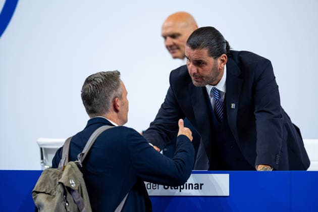 18.07.2026, Mitgliederversammlung 2026 des FC Schalke 04 in der Veltins Arena. v. l. Vorsitzender des Aufsichstrates Axel Hefer (FC Schalke 04). Aufsichtsrat Ender Ulupinar (FC Schalke 04). Gelsenkirchen Veltins Arena NRW Deutschland xRHR-FOTO DEx *** July 18, 2026, FC Schalke 04 2026 General Meeting at the Veltins Arena; from left: Axel Hefer, Chairman of the Supervisory Board; Ender Ulupinar, FC Schalke 04 Supervisory Board; FC Schalke 04, Gelsenkirchen, Veltins Arena, North Rhine-Westphalia, Germany; xRHR PHOTO DEx Copyright: DennisxEwert RHR-FOTOx RHR-FOTO DE